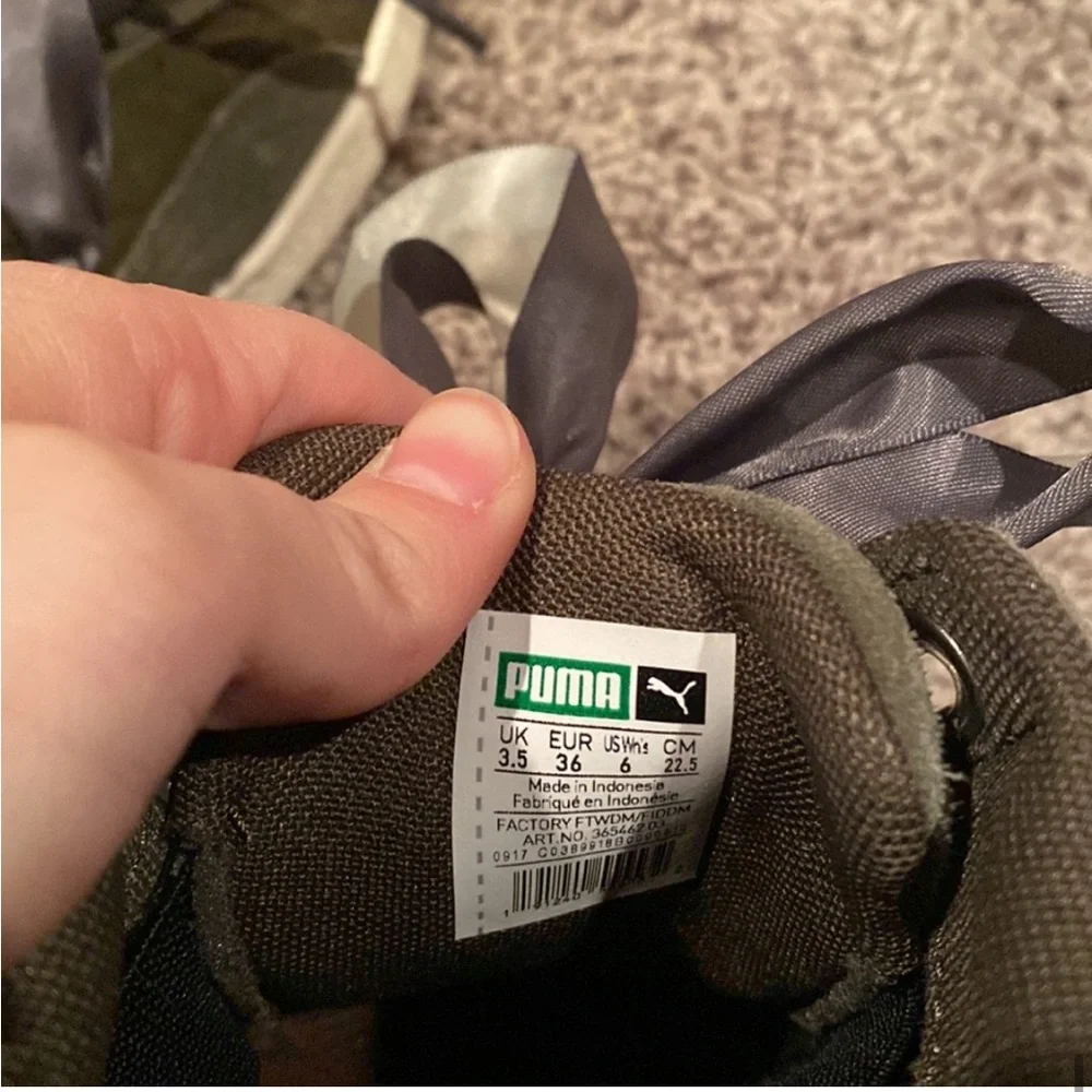 Puma sneakers dark